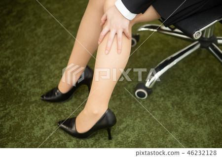 女商人腳水腫痛苦 46232128