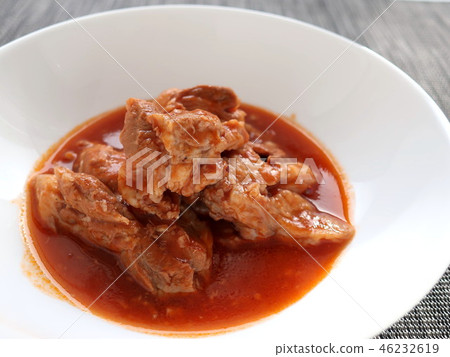 紅豬燉與美味的豬肉條紋 紅豬燉與美味的豬肉條紋 46232619