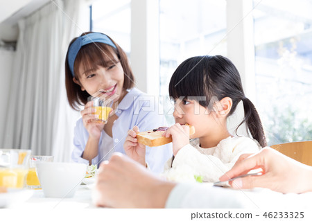 Family image Breakfast scene 46233325