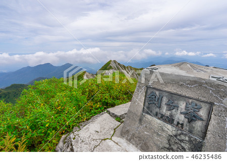 From the summit of Mt. Hakui Oyama, Kengamine, look at Mt. Yahigatake and Mt. 46235486