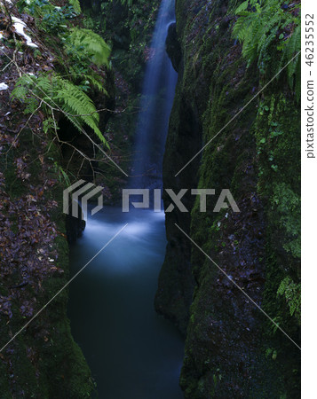 Iwamuro Waterfall (Toyama Prefecture) Flows between the rocks 46235552