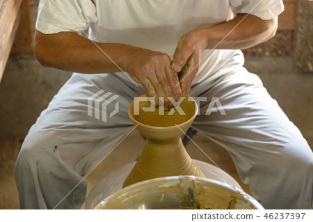 Ceramist Ceramist 46237397