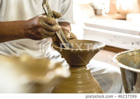 Ceramist Ceramist 46237399