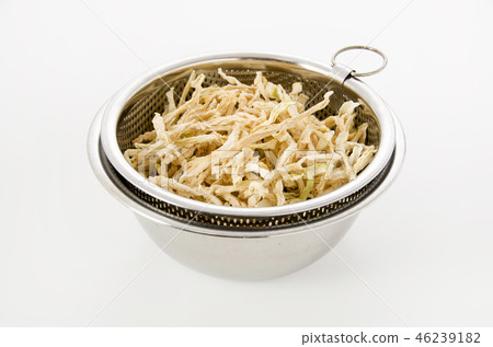 Cut dried daikon before rehydration 46239182