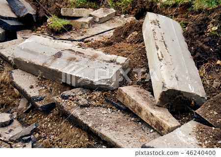 Broken freshly dug up old curbstones with pieces of an asphalt and earth lying on the road in Moscow 46240400
