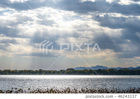 中國北京頤和園天空與湖 中国北京頤和園の空と湖 Summer Palace Beijing 昆明湖 中國北京頤和園天空與湖 中国北京頤和園の空と湖 Summer Palace Beijing 昆明湖 46243137