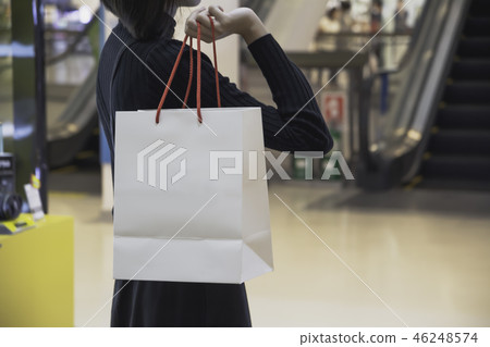 Young Asian woman holding shopping bag 46248574