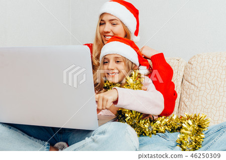 Beautiful young mother and her little daughter Beautiful young mother and her little daughter 46250309