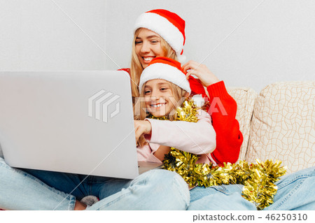 Beautiful young mother and her little daughter Beautiful young mother and her little daughter 46250310