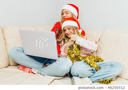 Beautiful young mother and her little daughter Beautiful young mother and her little daughter 46250312