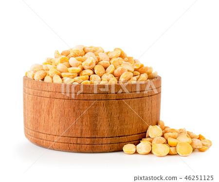 Dry peas in wooden plate on a white background 46251125