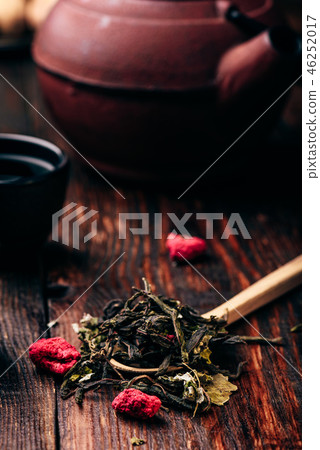 Teapot and spoonful of raspberry tea 46252017