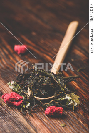 Wooden spoon of raspberry herbal tea 46252019