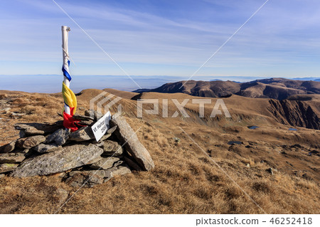 Vartopul Darei Peak in Fagaras Mountains, Romania Vartopul Darei Peak in Fagaras Mountains, Romania 46252418