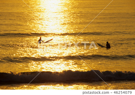 A surfer waiting for a wave 46254079