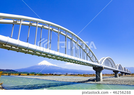 富士山和靜岡縣富士市富士川河床的水道 46256288