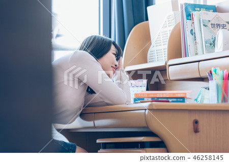 學校的女生 46258145