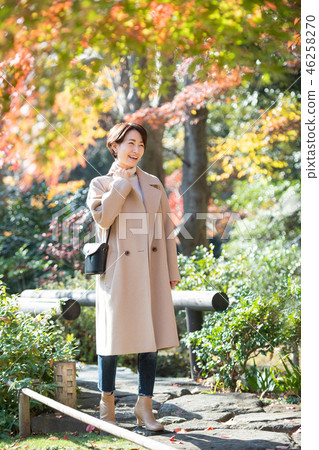 Travel women's journey autumn autumn leaves 46258270