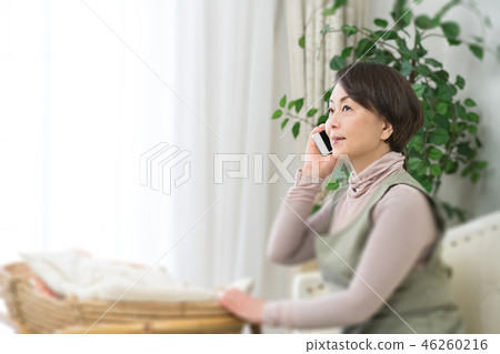 Mature age lady 46260216