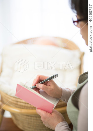 Mature woman (hand focus) Mature woman (hand focus) 46260737