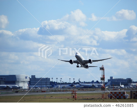 Jetliner taking off 46261085