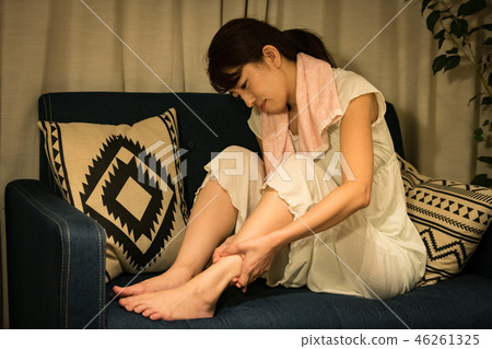 做在浴的年輕日本婦女腳按摩 46261325