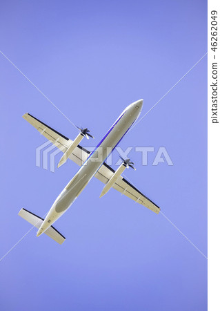 Airplane flying right above Bombardier DHC8-Q400 46262049