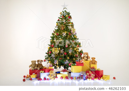 Christmas tree and ornaments isolated. 46262103