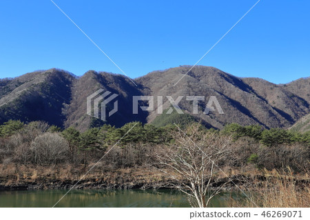 全景從富士五湖的Shoji湖的東南側到西側,朝向Mt. 全景從富士五湖的Shoji湖的東南側到西側,朝向Mt. 46269071