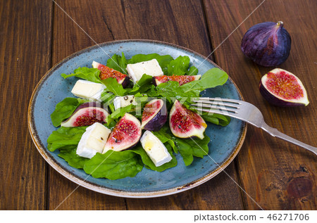 Salad with figs, arugula and cheese brie 46271706