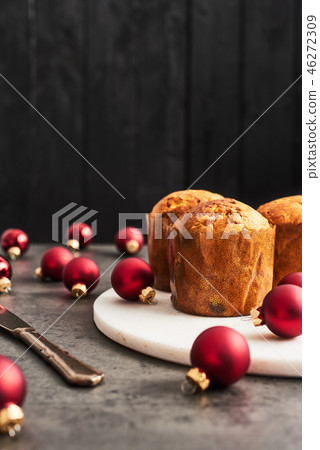 Traditional Christmas mini Panettone with raisins Traditional Christmas mini Panettone with raisins 46272309