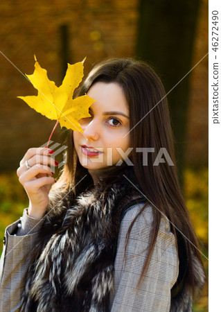 The girl closed the floor with a leaf. 46272490