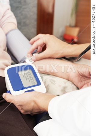 doctor measuring the blood pressure of a senior 46275488