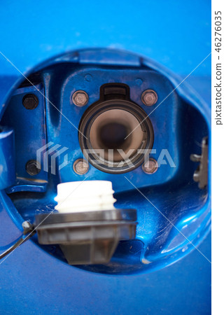 Open fuel tank in blue car 46276035