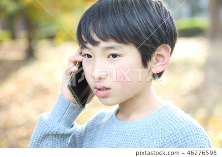 男孩說在智能手機上 46276598