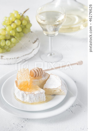 Camembert with honey, grapes and white wine 46276626