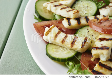 grilled halloumi with salad 46279976