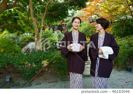 溫泉旅行父母子女母親和女兒家庭旅行形象 46283046