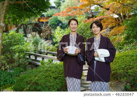 溫泉旅行父母子女母親和女兒家庭旅行形象 46283047