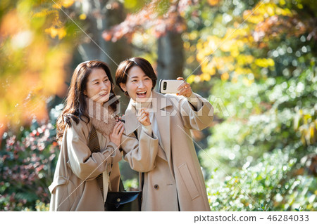 Travel autumn autumn leaves mother daughter parent and child family travel image 46284033
