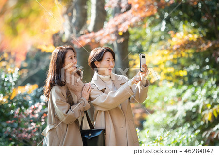 Travel autumn autumn leaves mother daughter parent and child family travel image Travel autumn autumn leaves mother daughter parent and child family travel image 46284042