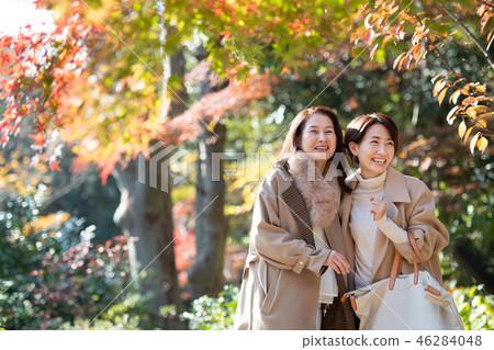 Travel autumn autumn leaves mother daughter parent and child family travel image 46284048