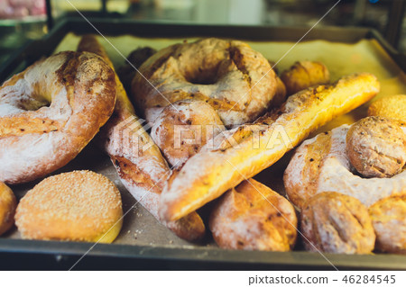 Fresh bread on shelves in a bakery. 46284545