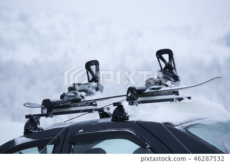 Car with ski rack on top 46287532