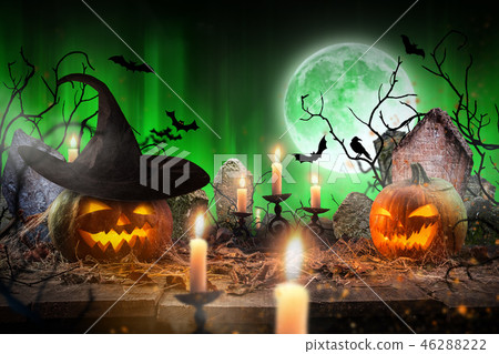 Halloween pumpkins on wooden planks. 46288222