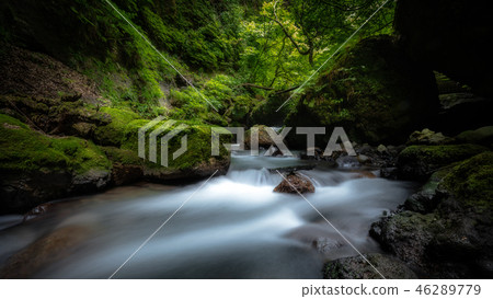 山間溪流，山谷，瀑布，瀑布 46289779