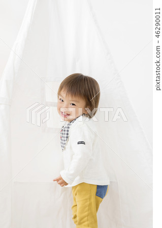 嬰兒男孩在室內的帳篷裡玩 46290011