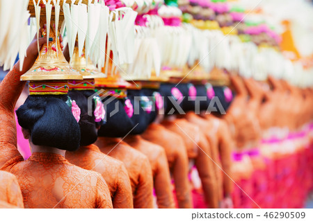 Balinese women with religious offering 46290509