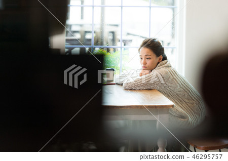 A relaxing woman 46295757