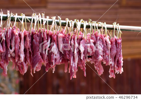 Red pork is a bunch of wood for urgent travel. Red pork is a bunch of wood for urgent travel. 46296734